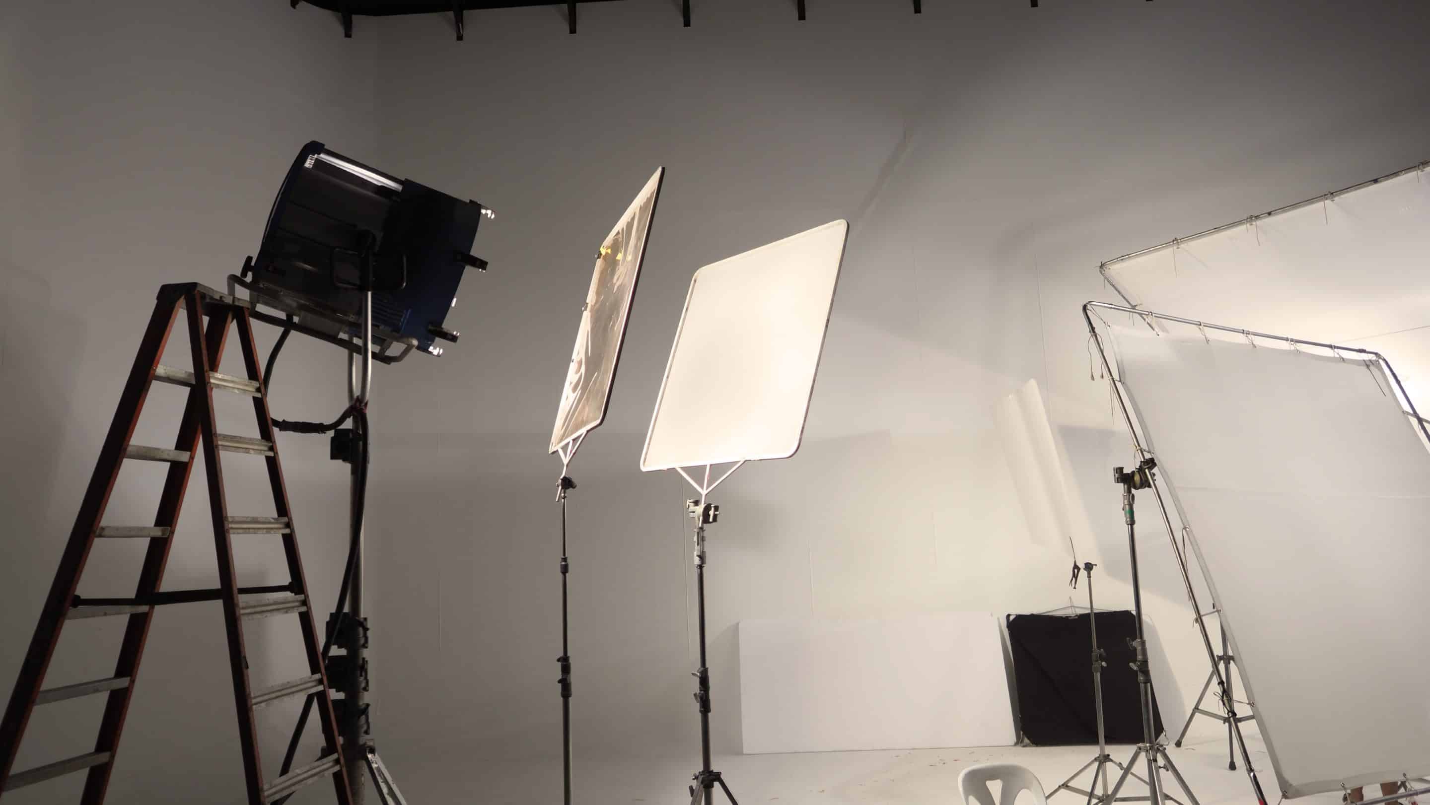 Comment éclairer correctement un studio vidéo ? light and back drop and soft box set up for shooting phot Comment éclairer correctement un studio vidéo ?